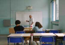 Świeże powietrze w klasie, lepsze wyniki w nauce. Dlaczego szkoły stawiają na rekuperację bezkanałową? Wentylacja w sali lekcyjnej